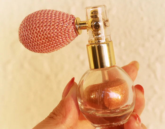 Glitter highlighter pressed powder highlighter cosmetic illuminator makeup highlighter loose powder unique bottle with gold pump