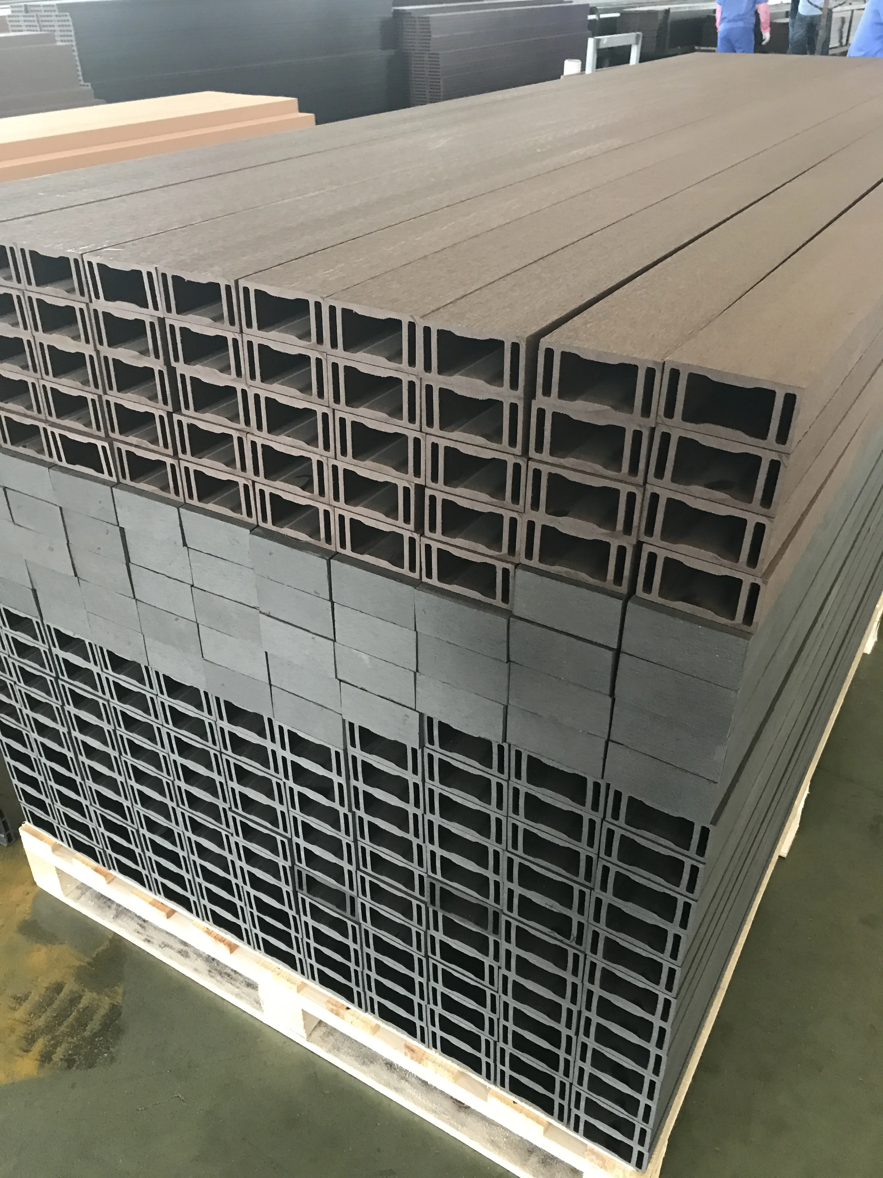 outside WPC decking Anti-slip water-proof weather resistance timber deck wood tile for Swimming pool