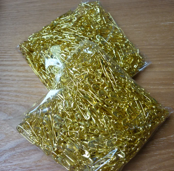 The small size golden safety pins with good quality