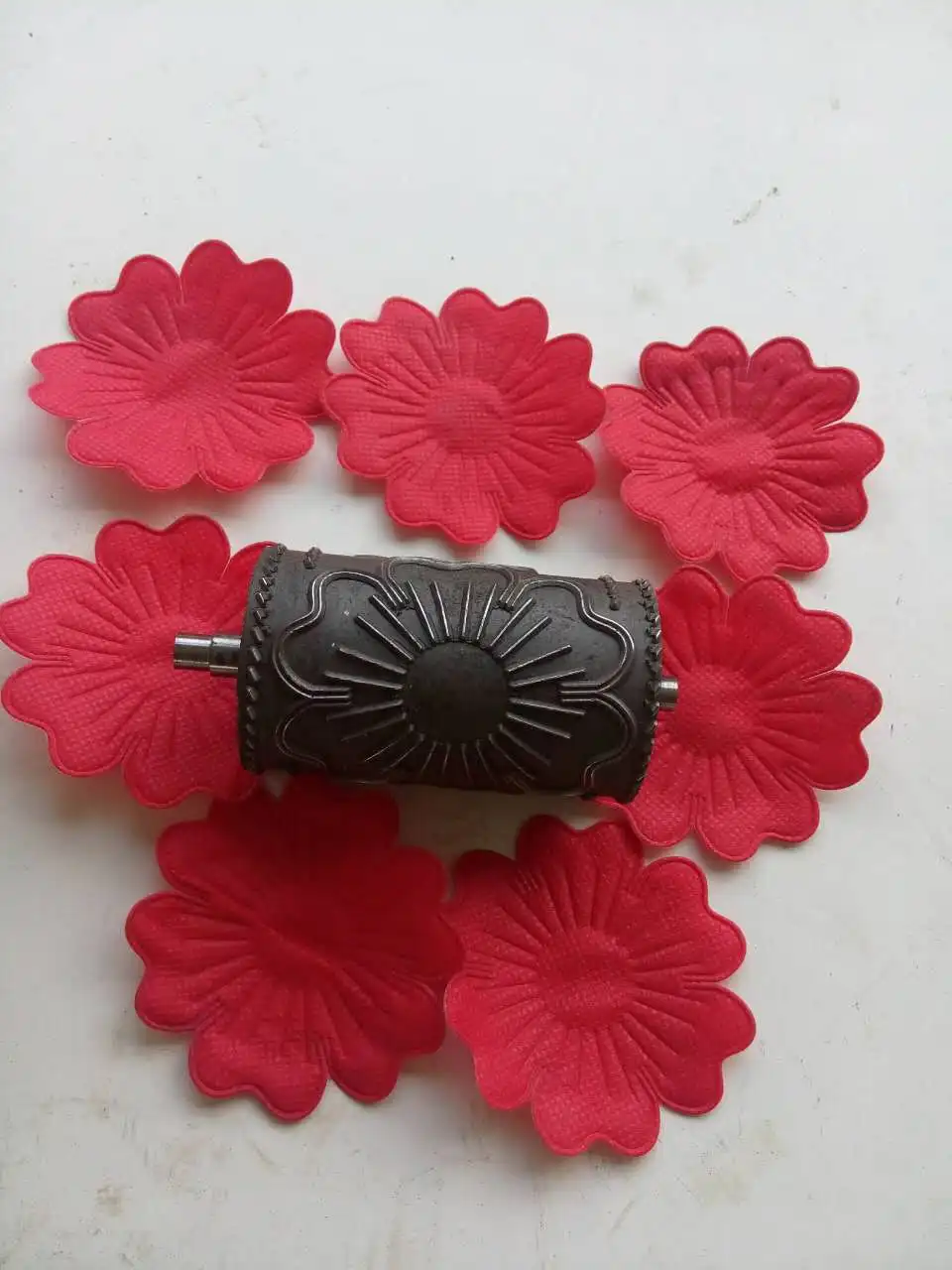 Ultrasonic flower pattern cutting machine