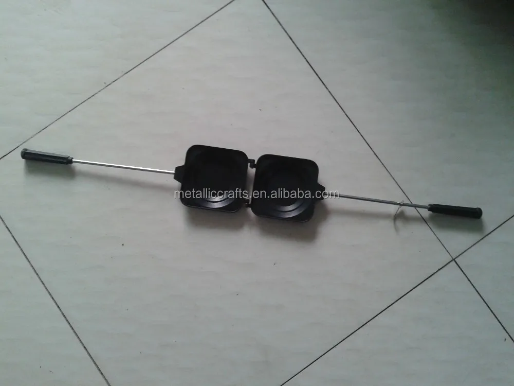 
die cast aluminum round fireside pie iron with stay-cool bakelite handles 