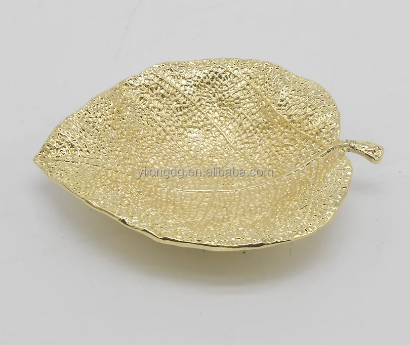 Металлическое кольцо в форме листа