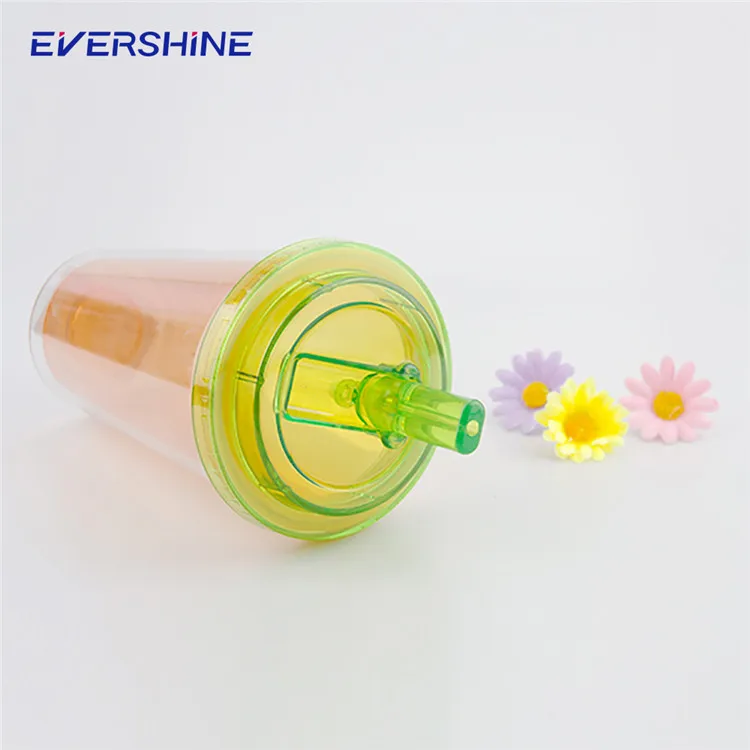 Оптовый рынок в чашке Индонезии в Джакарте привел кружку из пластиковых чашек