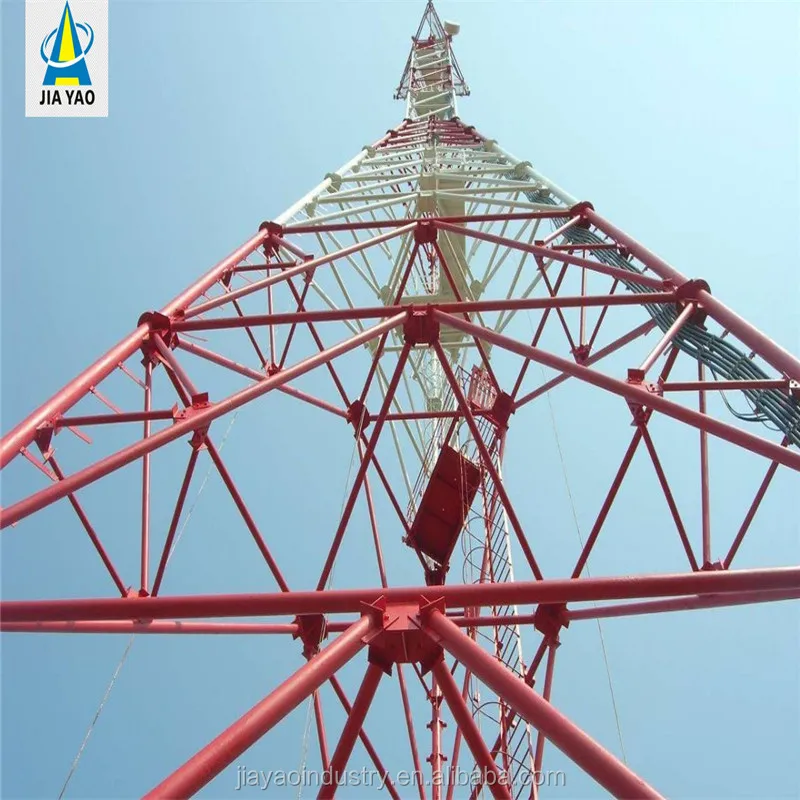 Телевизионная антенна с тремя ногами, поддерживающая автономную микроволновую телекоммуникационную стальную башню