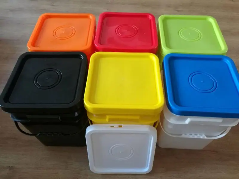 20L/5Gallon plastic bucket with griphook lid and metal handle