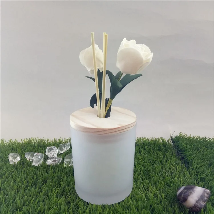
2019 popular new design unique reed diffuser glass cup/glass jar with wooden lid with hole 