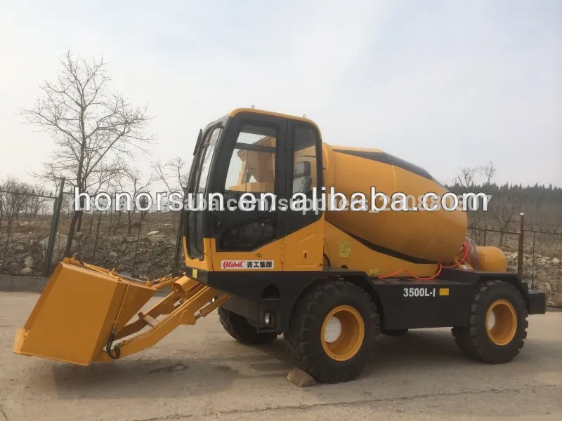 на участке колесный бетоносмеситель погрузчик и самосвал