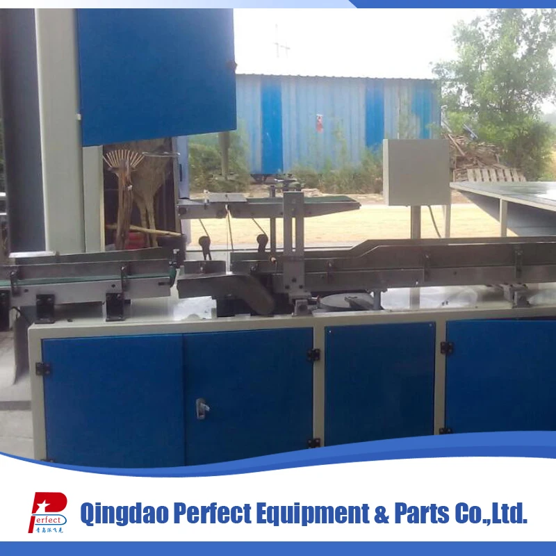 Кухня ткани и рулон туалетной бумаги резки