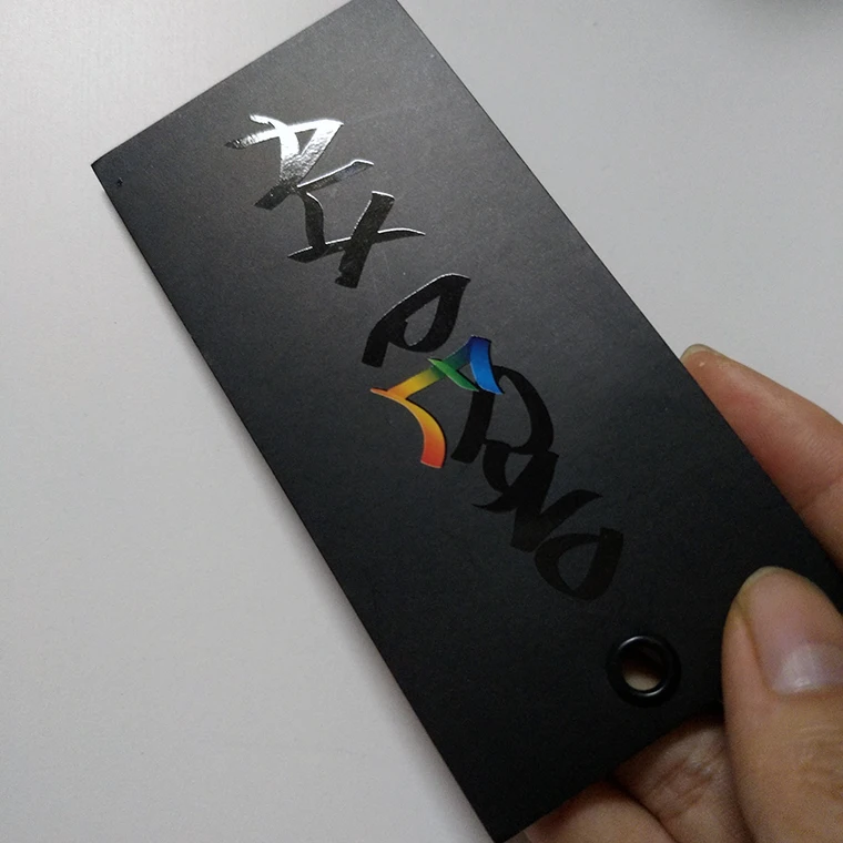 
 УФ-печать, матовая ламинированная бумага, подвесная бирка с черной струной  