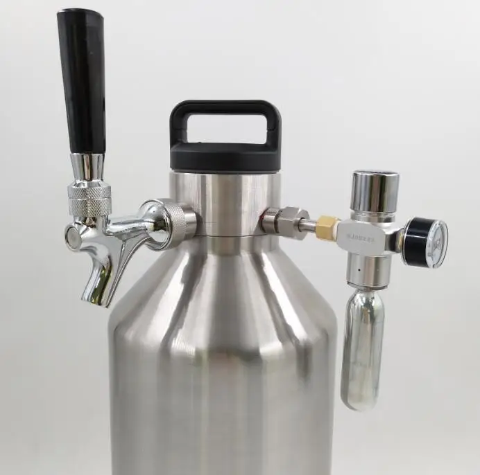 One gallon insulated vacuum beer growler with screw