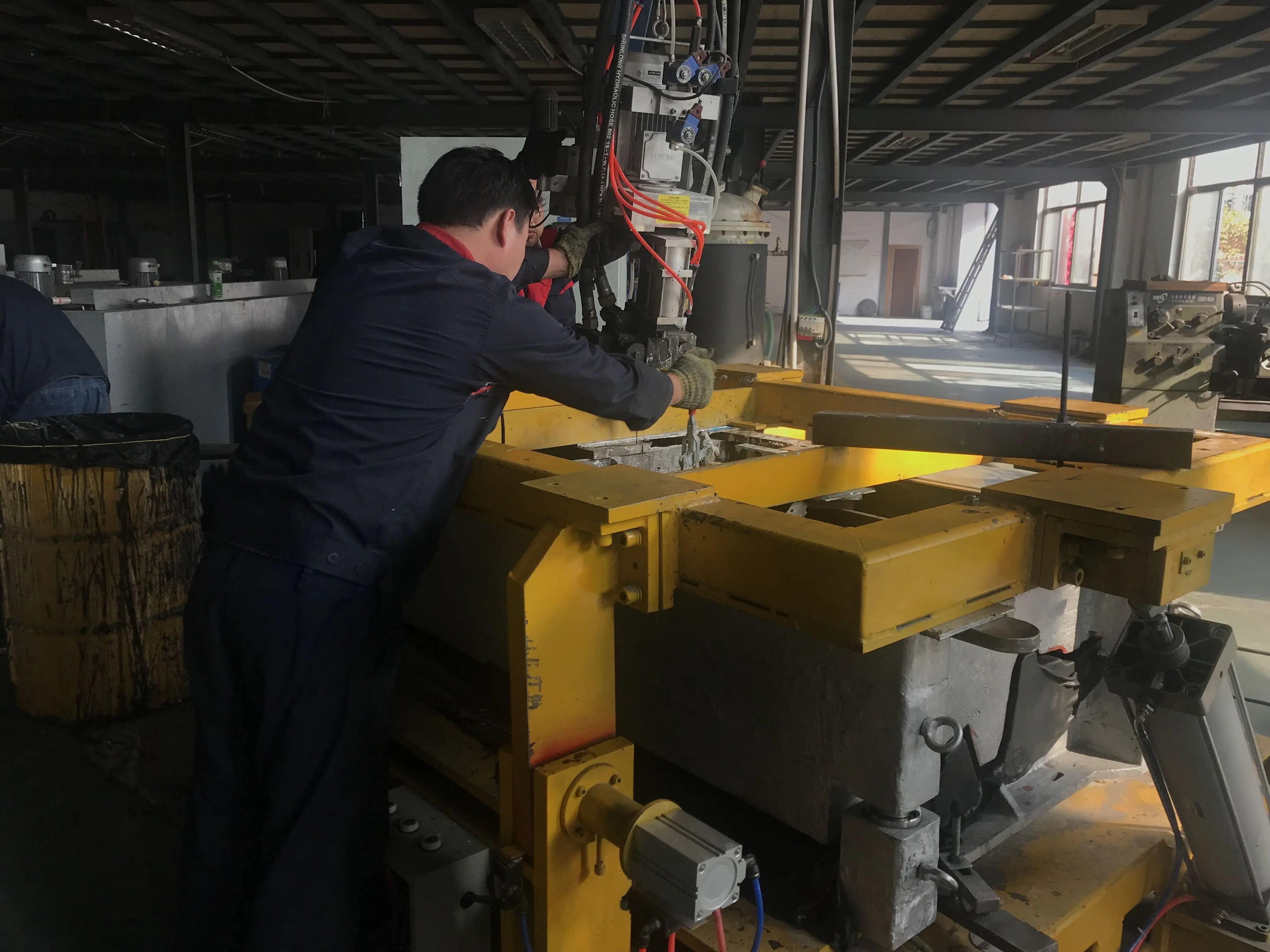 Машина для литья пенополиуретана высокого давления, используемая для изготовления подушек для автомобильных сидений, руля, бампера, солнцезащитного козырька, одноразовых затычек для ушей