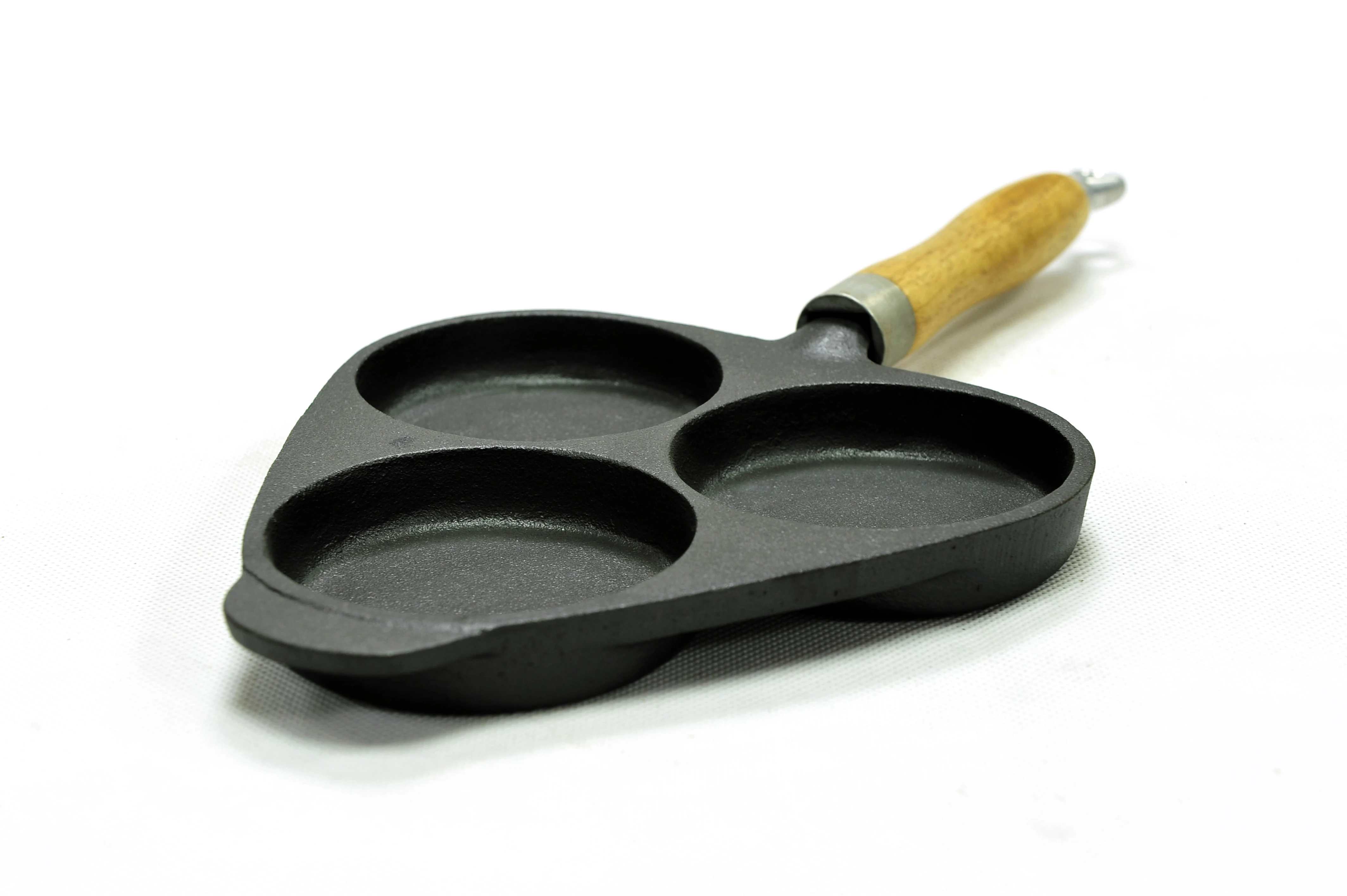 
Made in china Disa Pre-seasoned 3 holes baking dish cake pan eco friendly dutch oven cast iron bakeware cookware set 