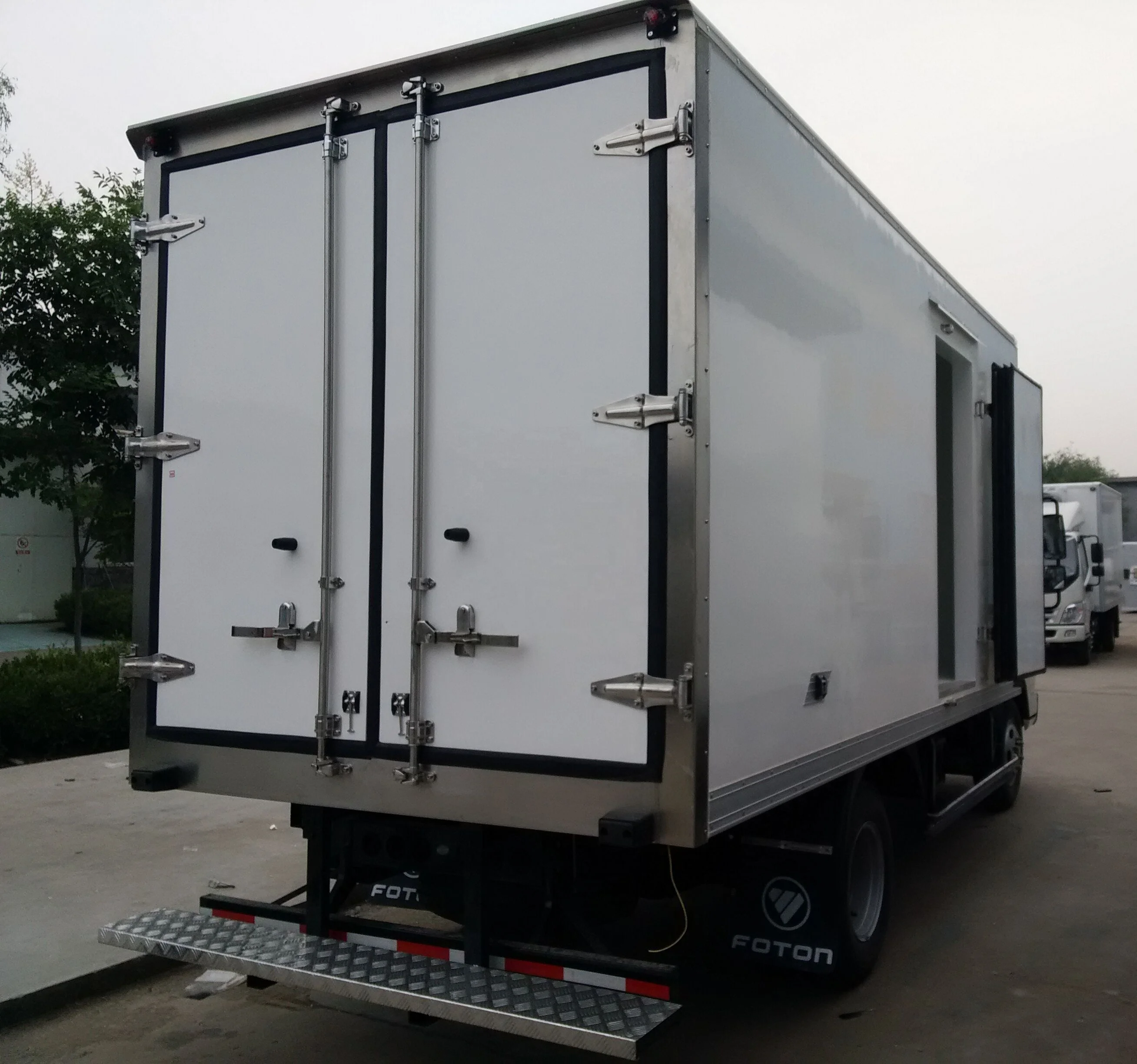 refrigerator  /cool  truck /frozen truck box with refrigeration unit