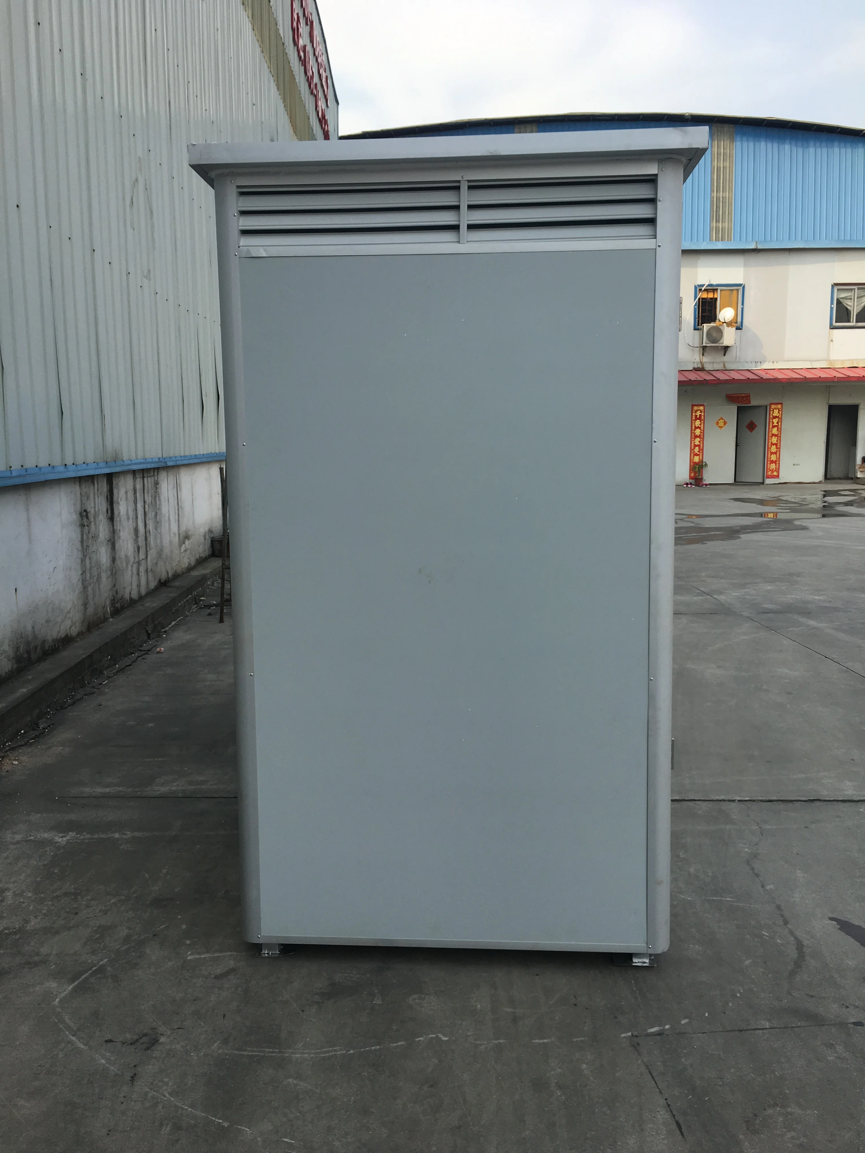 Made in China Easy to Assemble Prefabricated Mobile Toilet with Sandwich Panel or Corrugated Steel Plate Roof
