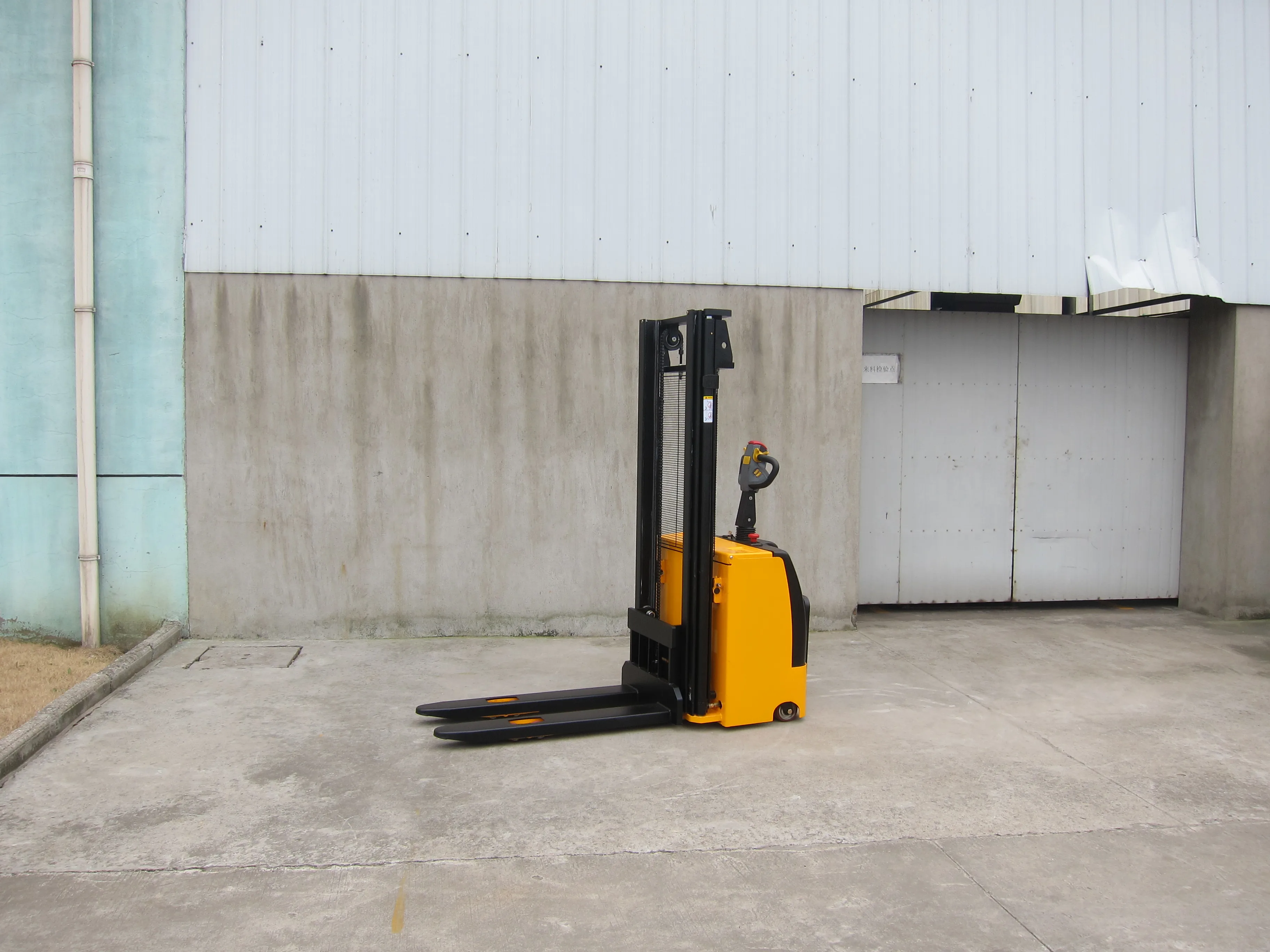 
1600kg Rider Electric Stacker Powered Pallet Lifter Maximum lifting height 4.0m 