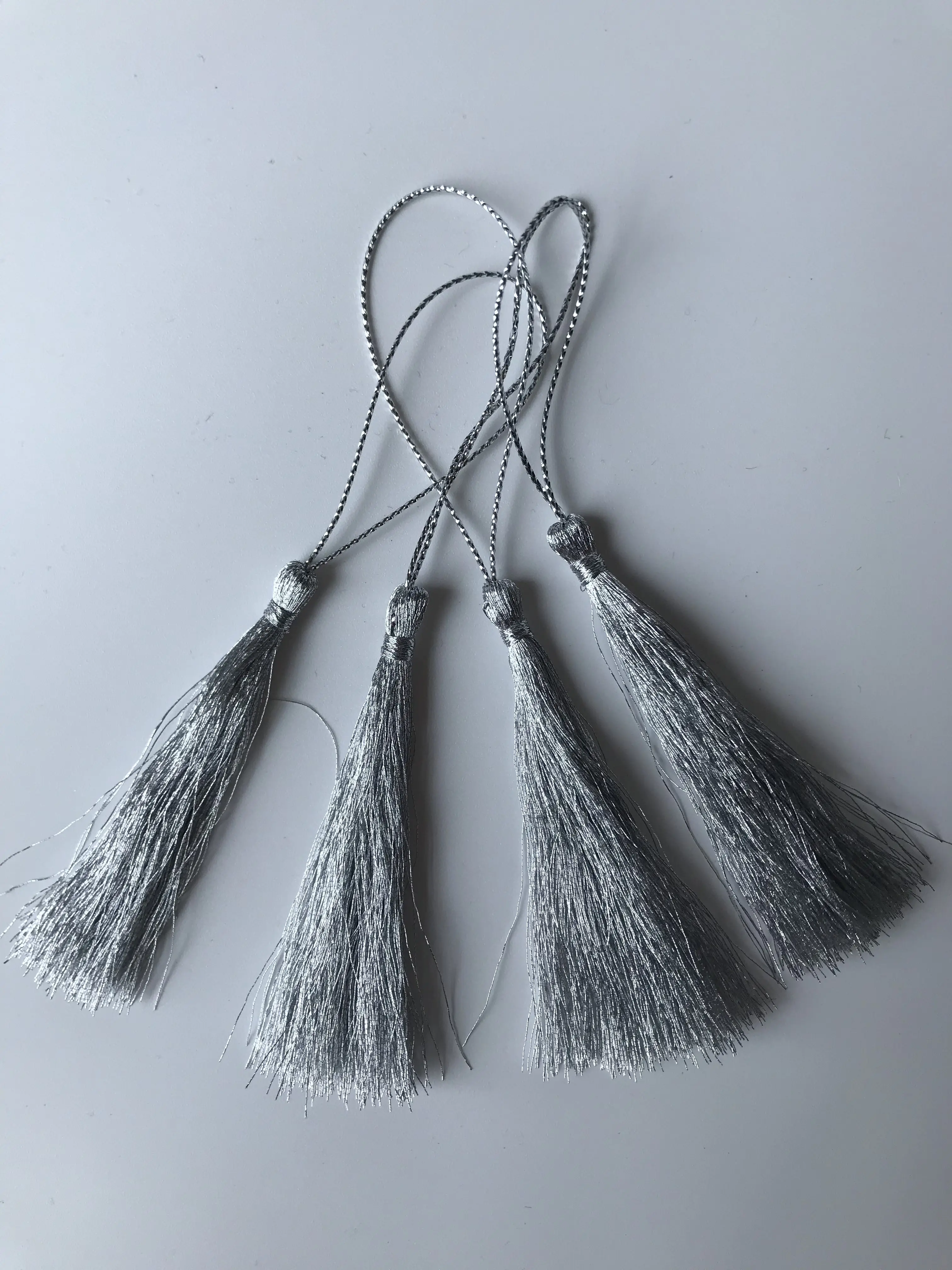 Индивидуальный бесплатный образец, недорогая Золотая и серебряная металлическая кисточка i8cm с металлической петлей