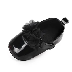 Красивая яркая кожаная обувь для девочек с цветочным дизайном