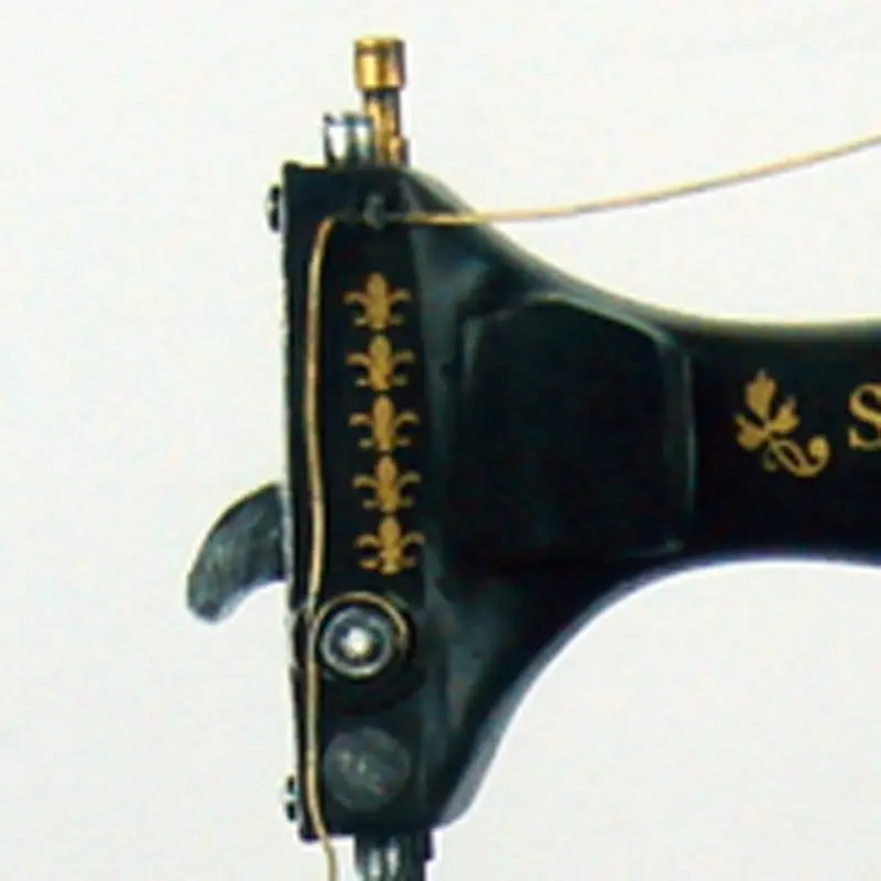 VINTAGE SEWING MACHINE 1:4-SCALE