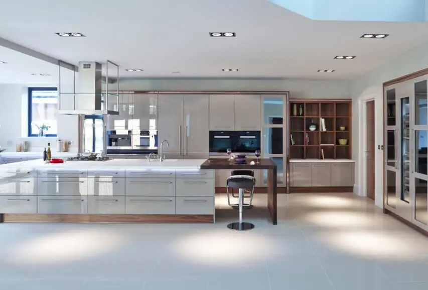 Китайский поставщик, роскошный белый лаковый кухонный шкаф с высоким блеском и дискретным светодиодным освещением