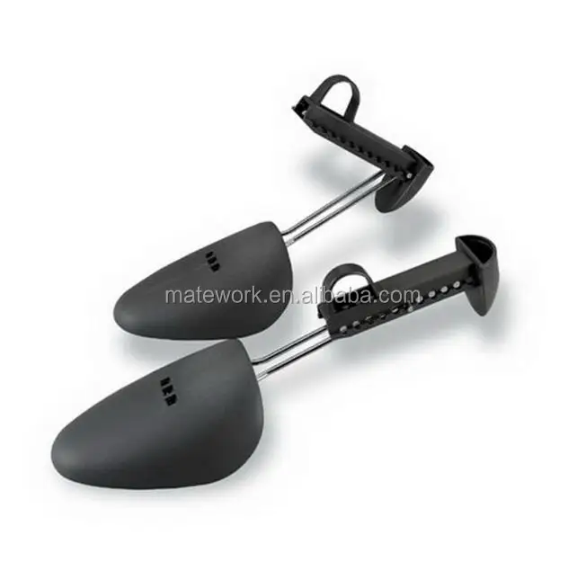 Мужские держат форму обуви дерево