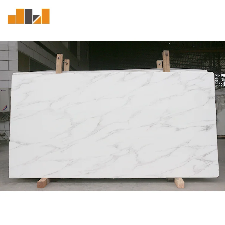 Простая облицовка стен, кухонная столешница, дизайнерская кристаллическая стеклянная панель