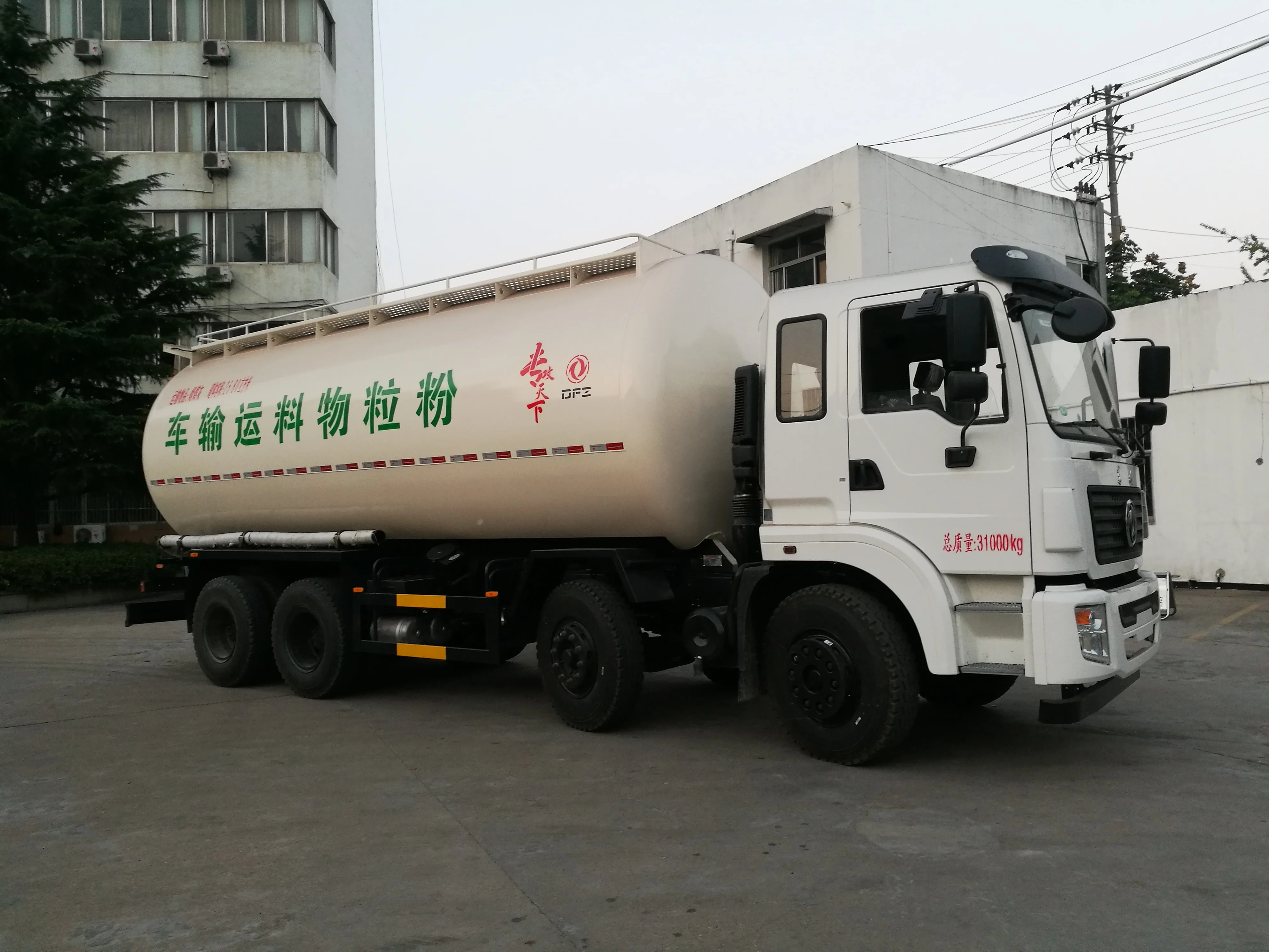Transporting Dust Materials Cement Bulk truck powder material transport vehicle