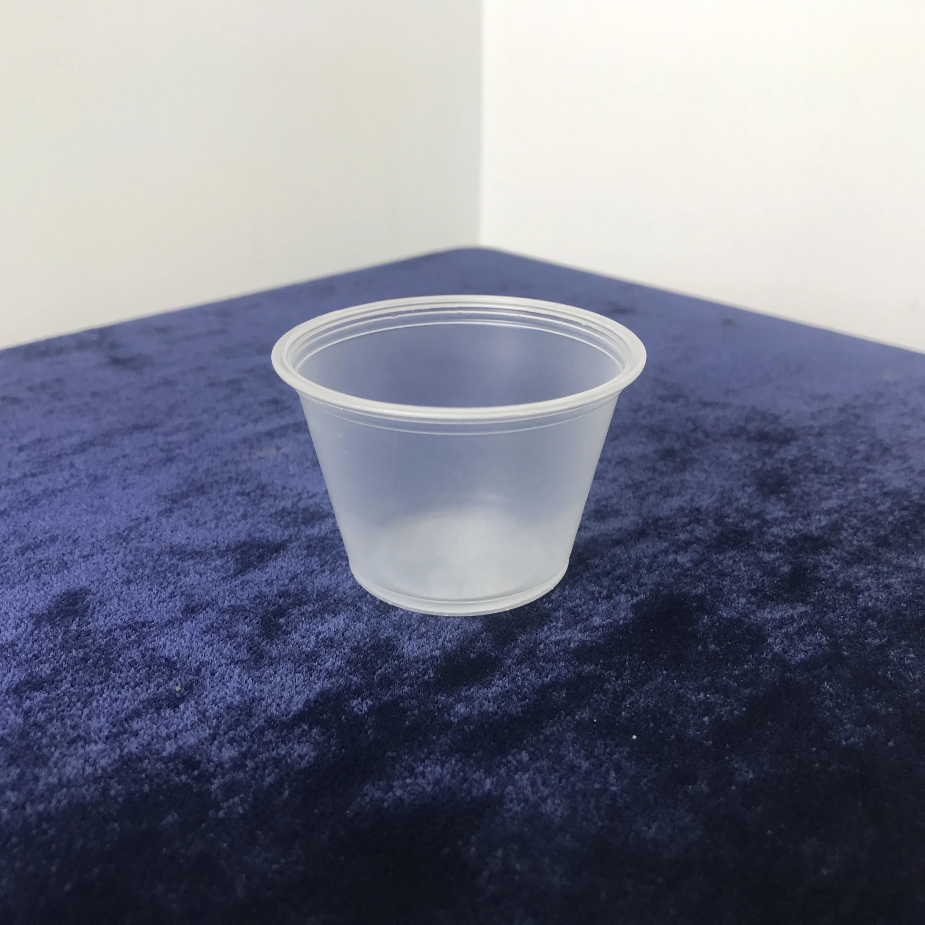 Белая/черная одноразовая пластиковая чашка объемом 2 унции из ПП (чашка для соуса/кружка для суфле) с крышкой из ПЭТ