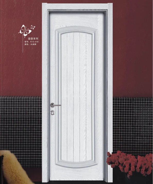 Классическая твердая деревянная дверь цвета слоновой кости в европейском стиле