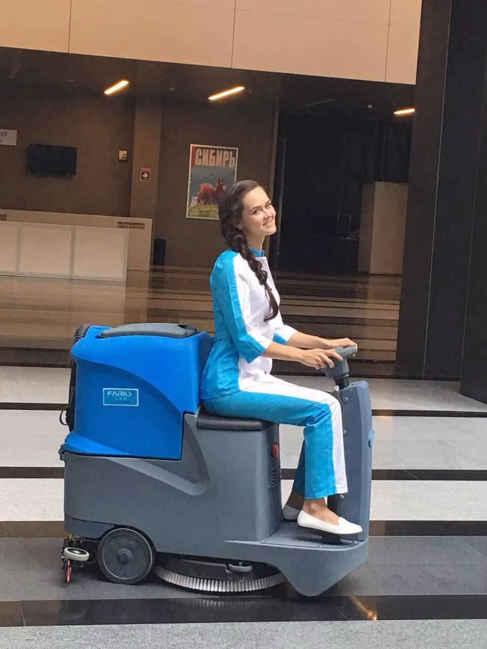 FARILY FR70 floor cleaning equipment for shopping malls, parking lots, tourist attractions, office buildings , etc.