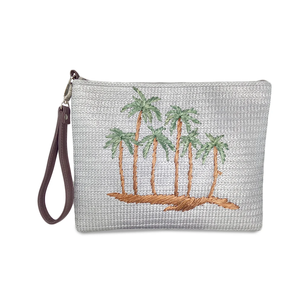 Соломенный клатч с вышивкой пальмового дерева