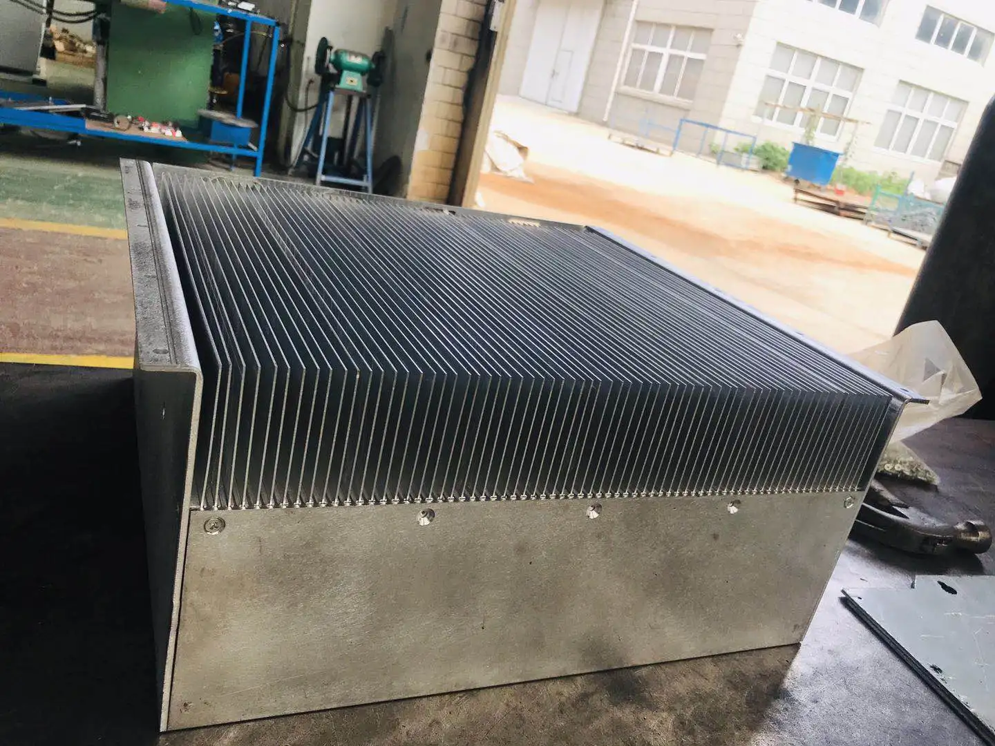 Изготовленный На Заказ 19 дюймов алюминиевый корпус с радиатором для инвертора