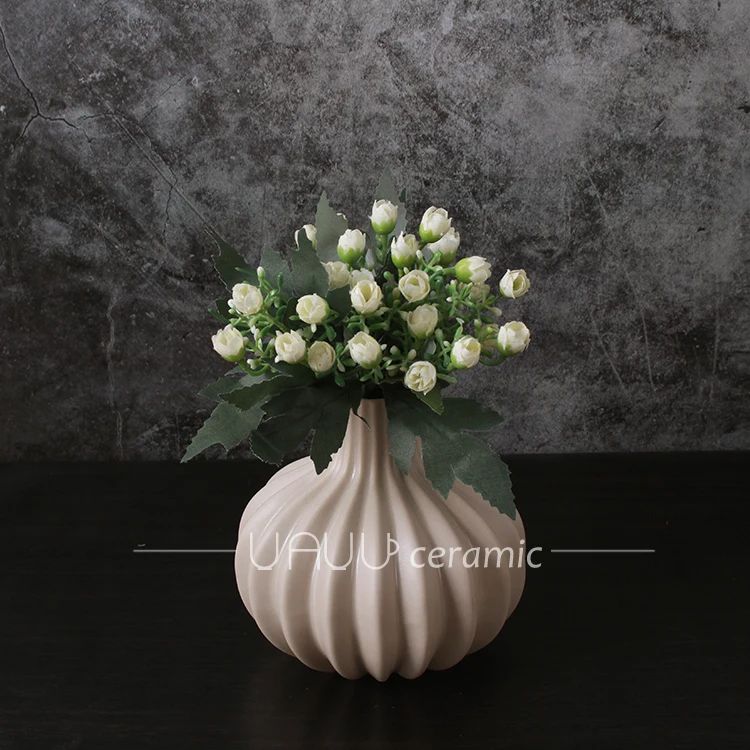 China supplier restaurant decoration garlic shape ceramic flower vase