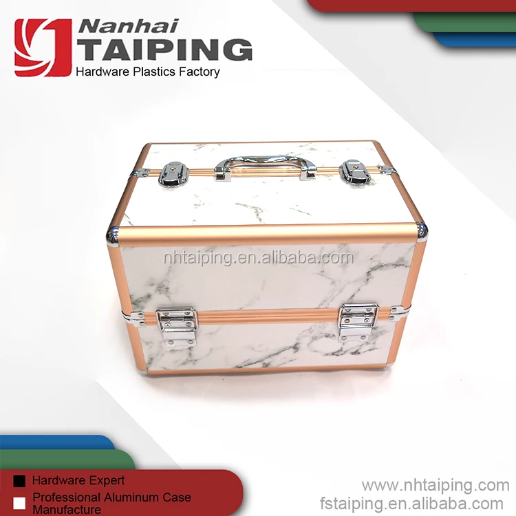 Набор для макияжа с золотой рамкой алюминиевый корпус мраморной поверхностью