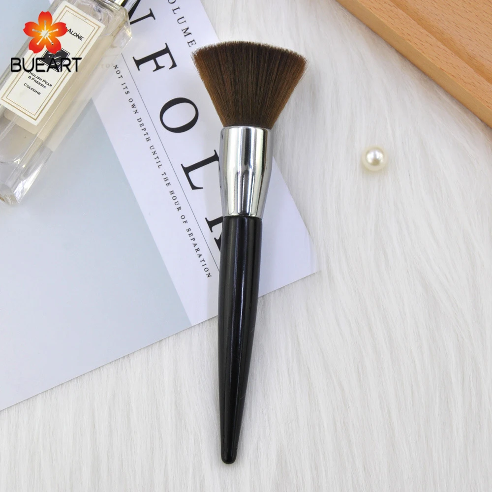 Кисть для макияжа из синтетических волос с деревянной ручкой