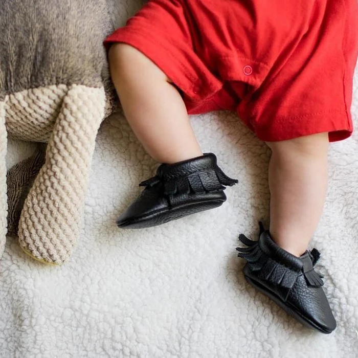 
Customized black color toddler moccasins shoes soft leather baby moccasins 