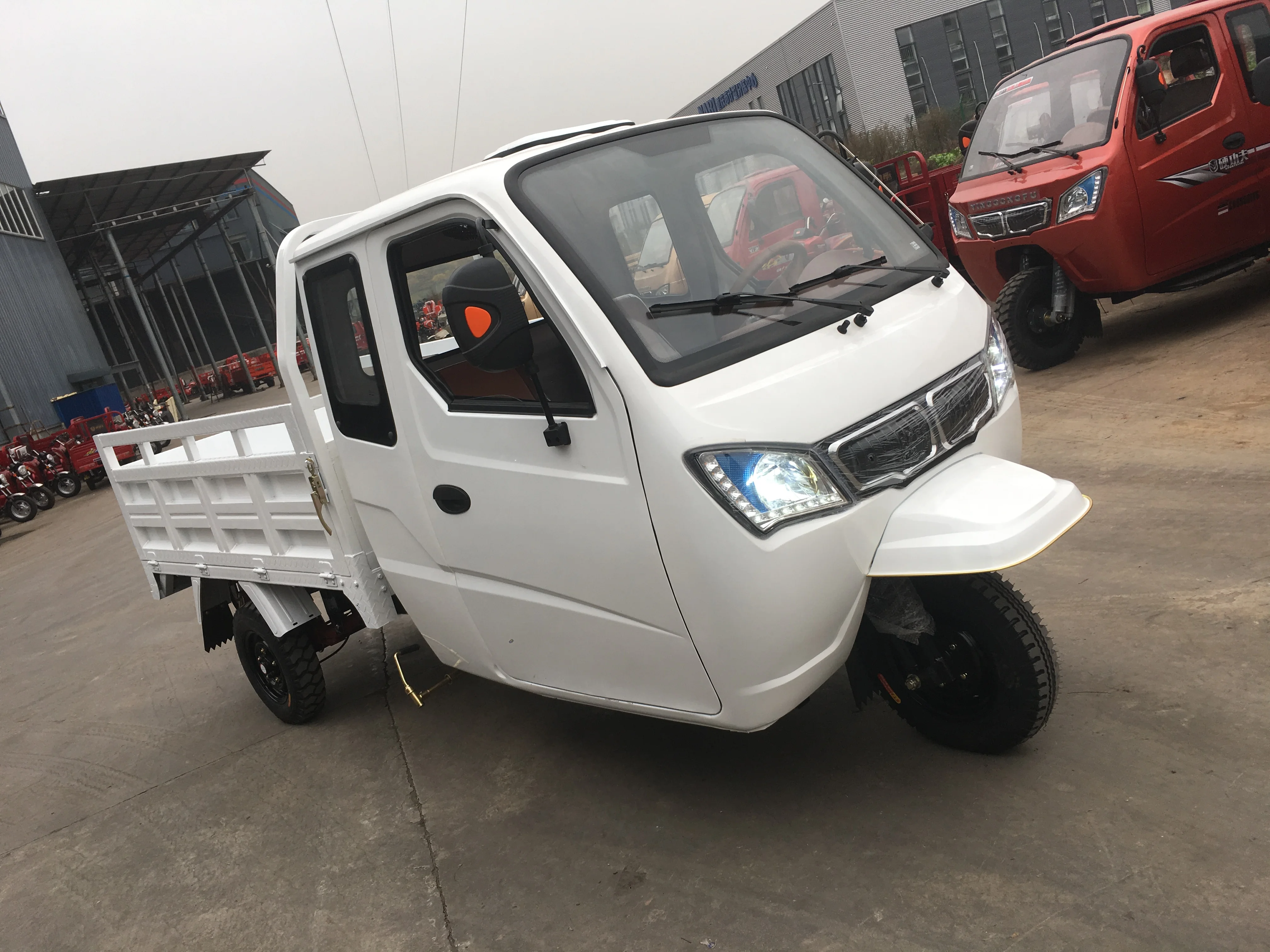 250CC MAOTORIZED CARGO STEERING WHEEL CABIN TRICYCLE