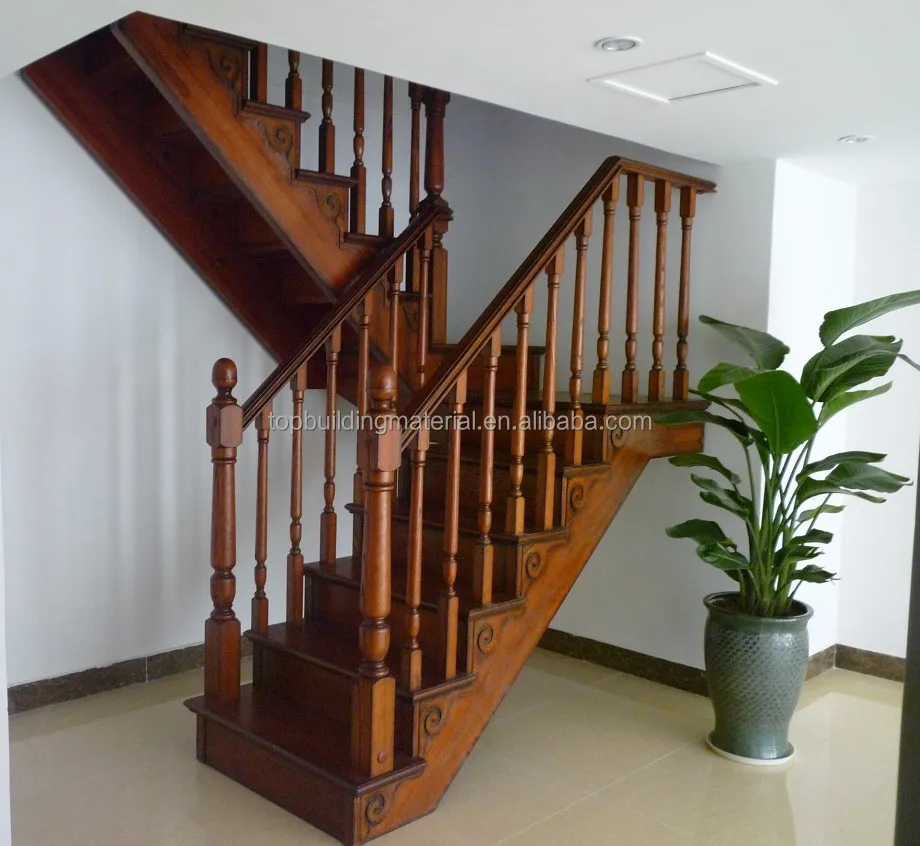 Классическая деревянная лестница в старинном стиле