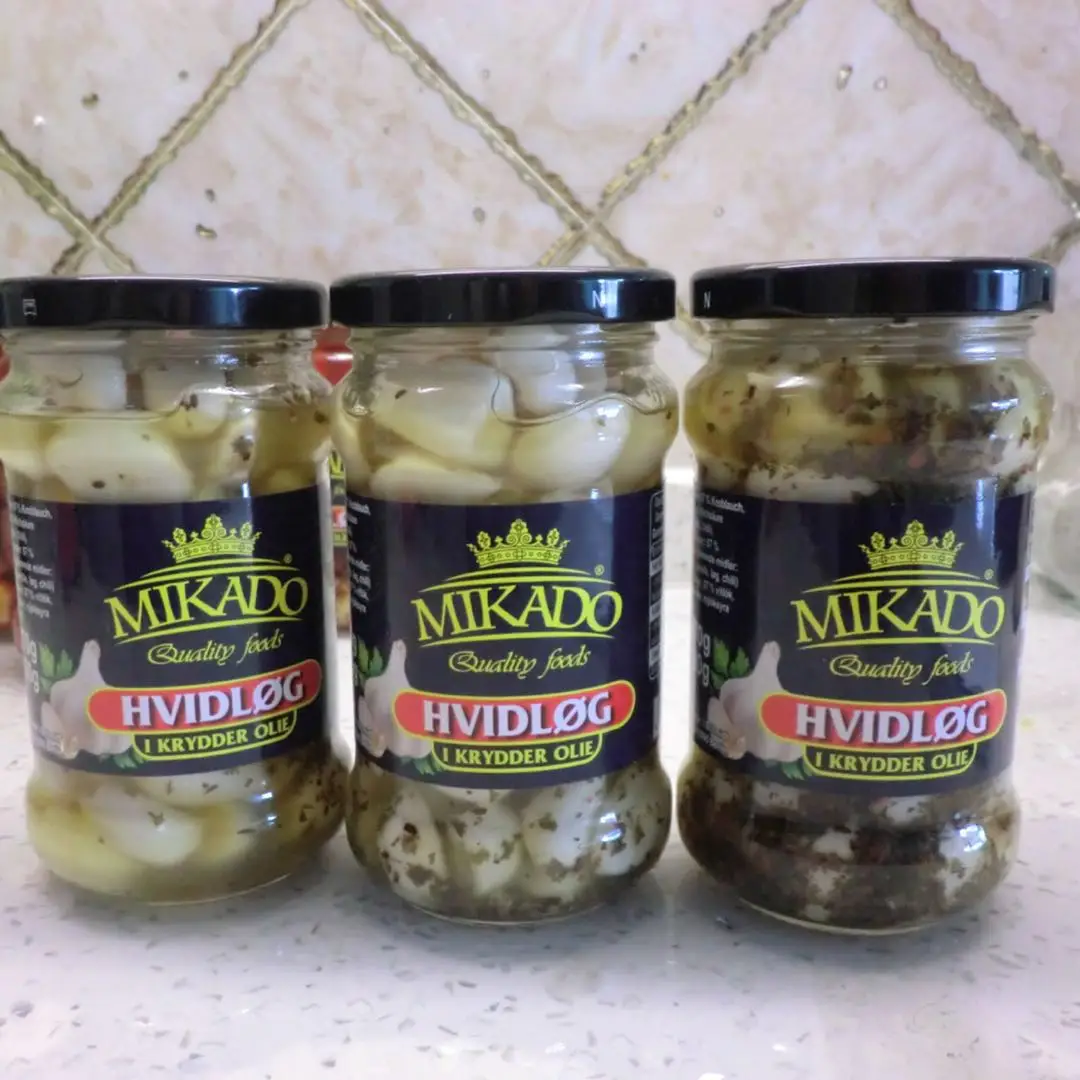 Chinese canned Marinated garlic with herbs