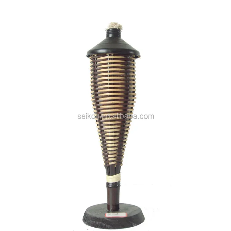 Декоративный яркий садовый фонарь с деревянной подставкой