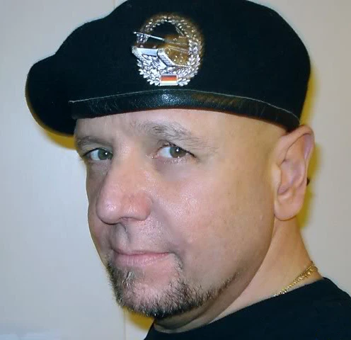 High quality metal badge military beret for sale