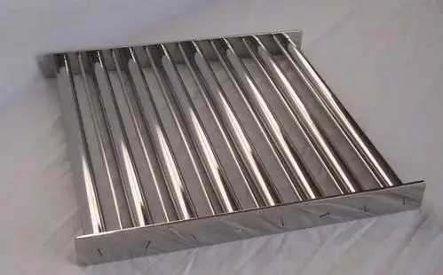 Easy clean magnetic filter grate