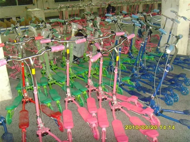 GOSOME Pu Flashing 3 Wheel Kid Scooter popular swing scooter for kids