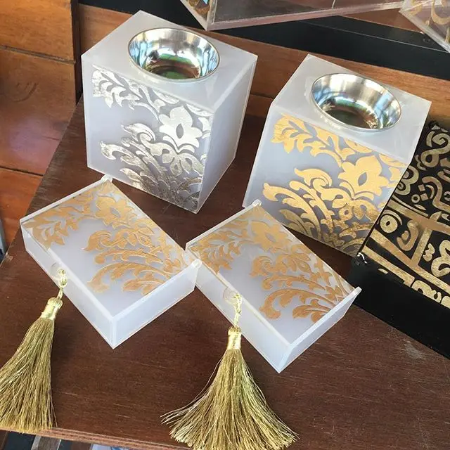 Custom beautiful printing good quality acrylic rotating chewing gum display rack