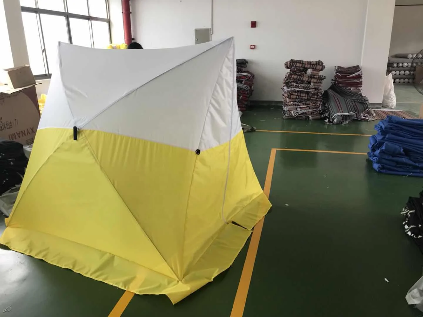 60 seconds outdoor triangle pop up work tent waterproof one-piece trench tent hot-selling fiberglass building working tents