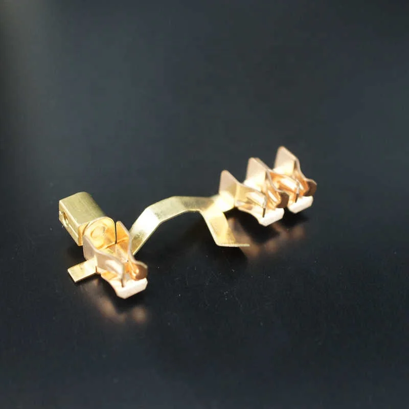 Для использования в жилых и универсальных помещениях и номинального тока 15 А, металлический удлинитель