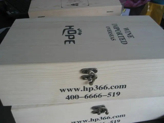 
folden wooden box for wine glasses 