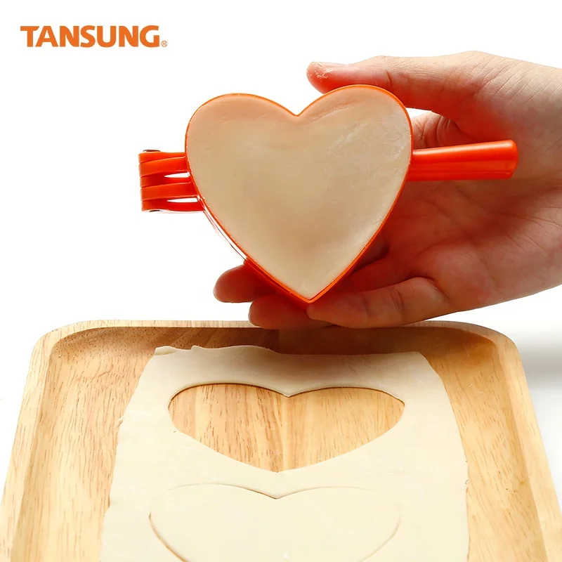 Multi functional Food Grade 3 Pcs Heart Shape Kitchen Gadgets Plastic Dumpling Mould