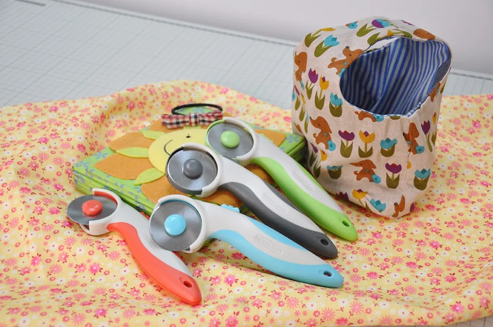 Taiwan 45mm Safety Lock Soft Grip Leather ergonomic plastic paper quilt rotary cutter for quilting