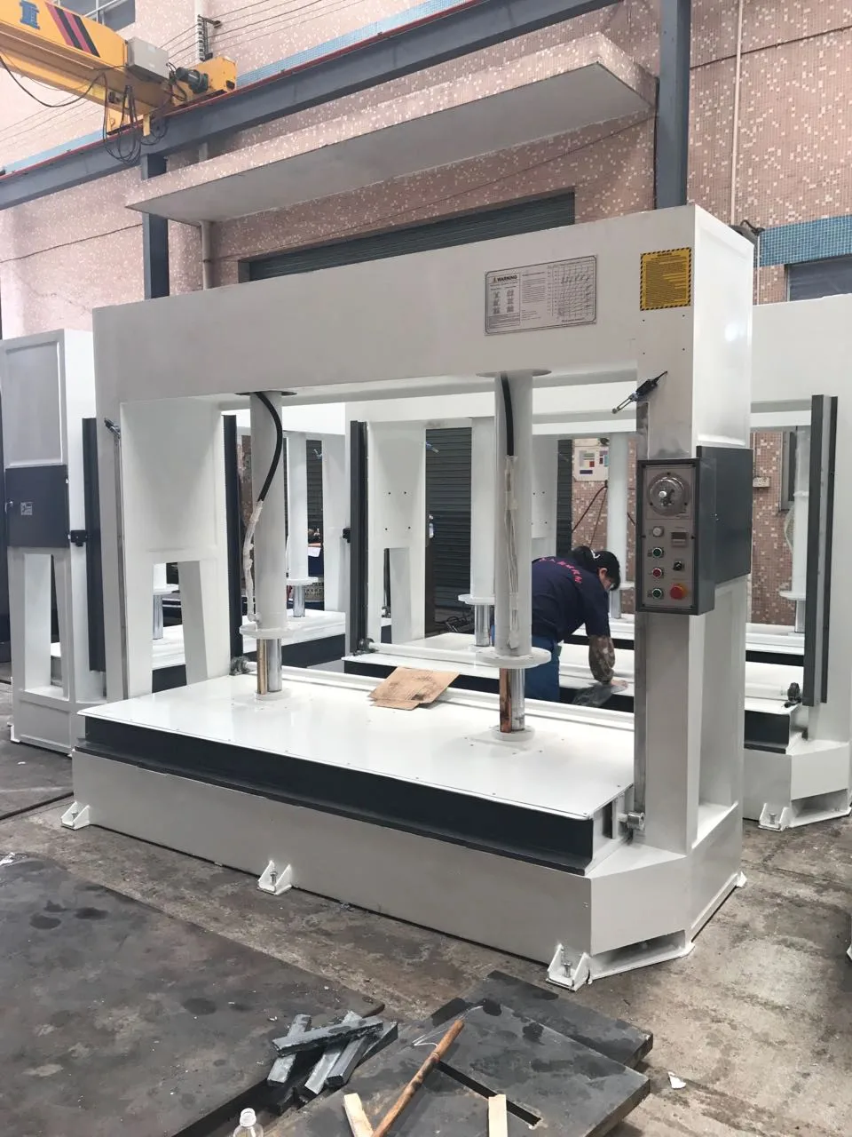 Wood cold presses for laminating veneer