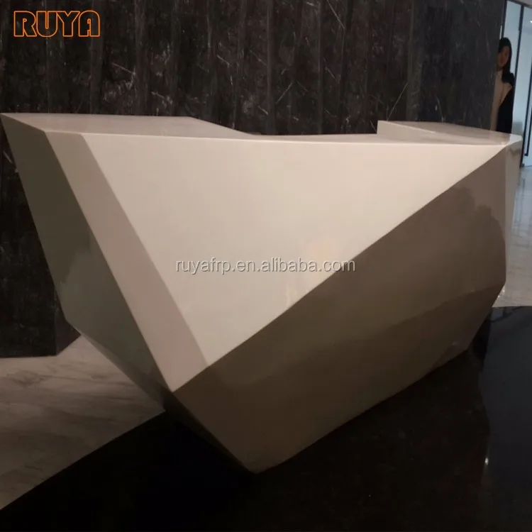 Роскошная белая стойка регистрации Graphic Sense Design из стекловолокна Современная передняя для отелей магазинов сервисных центров